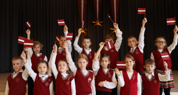 J Sveiciens Latvijas dzimšanas dienā!