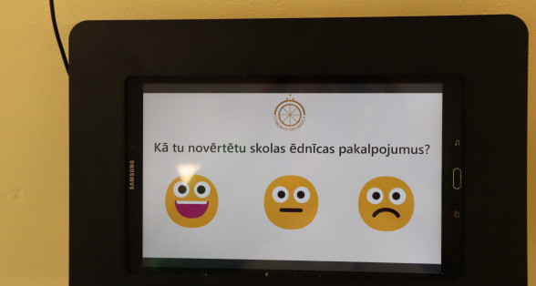 J Ēdnīcā uzstādīta ēdnīcas pakalpojumu apmierinātības novērtēšanas sistēma