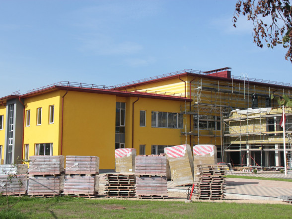 J Kad skolēni varēs uzsākt mācības jaunajā sākumskolas ēkā?