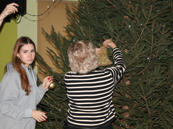 G 12.klase pušķo Svētku egli