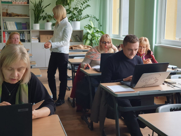 J Skolotāji mācās izmantot mākslīgo intelektu