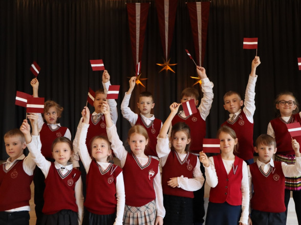 J Sveiciens Latvijas dzimšanas dienā!