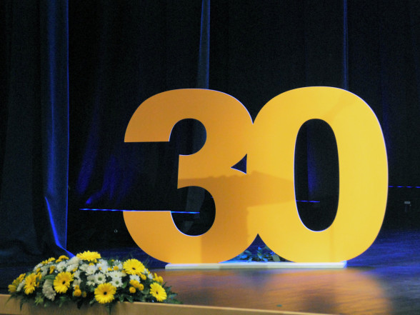 G Skolas darbinieki svin skolas 30.gadu dzimšanas dienu