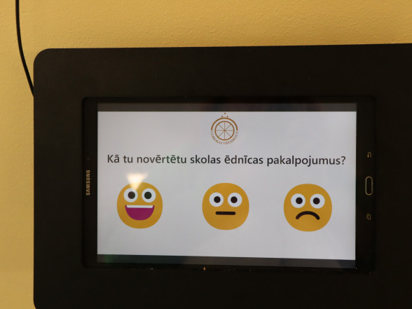 J Ēdnīcā uzstādīta ēdnīcas pakalpojumu apmierinātības novērtēšanas sistēma