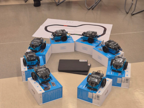J Mūsu skola piedalās modernās datorikas apguvē ar robotiem un mikrodatoriem