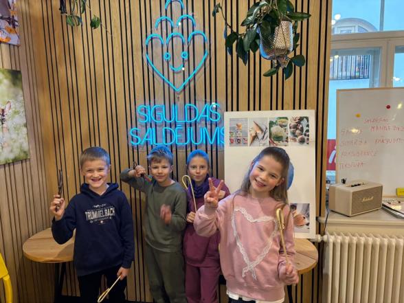 G 3.a klase apgūst saldējumu pagatavošanas mākslu