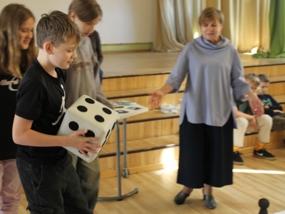 G Skolā spēlē spēli 