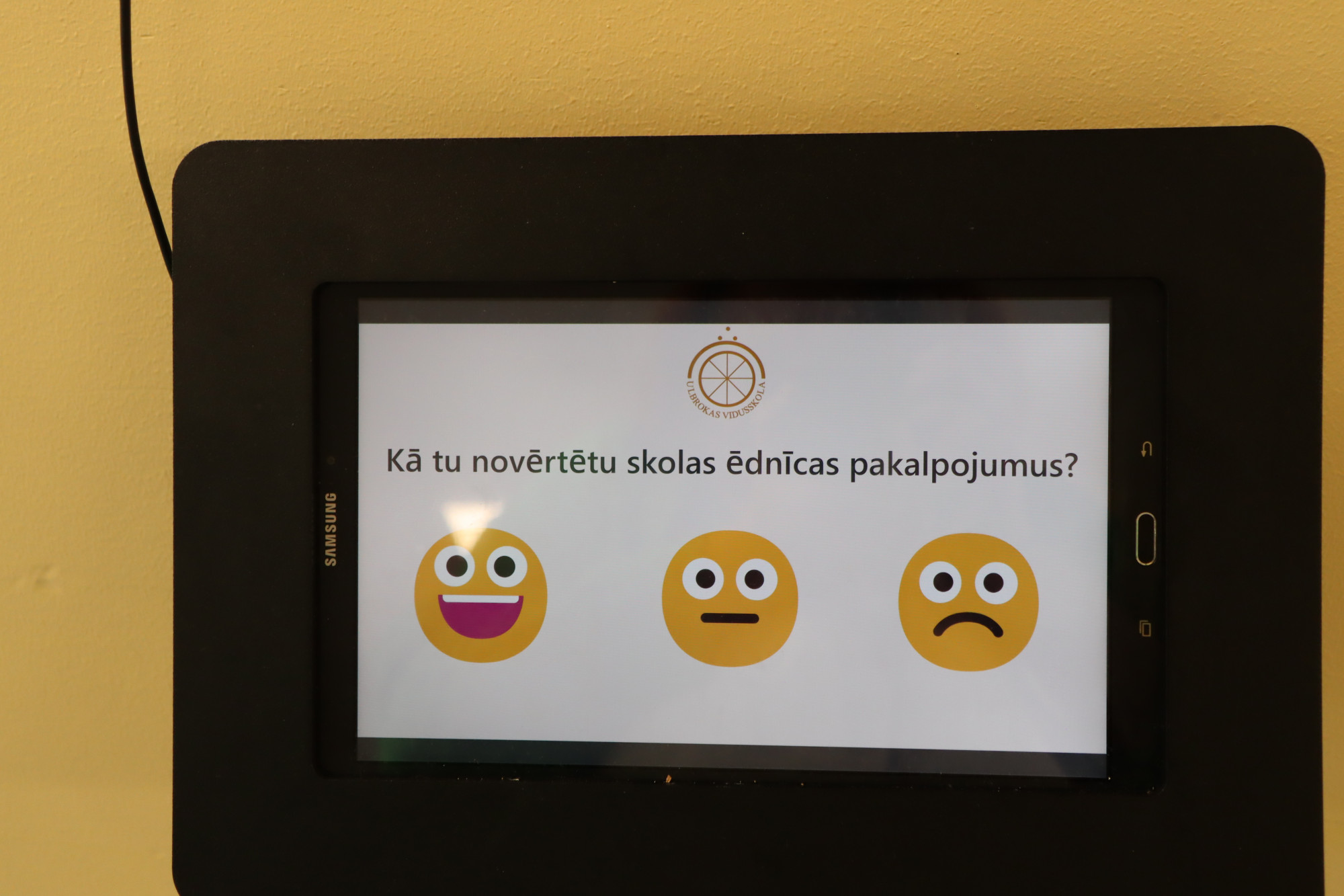 J Ēdnīcā uzstādīta ēdnīcas pakalpojumu apmierinātības novērtēšanas sistēma